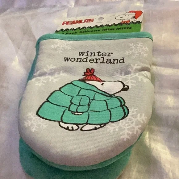NWT “ Peanuts “ 2 Pack Silicone Mini Mitts Makes Great Gift - Picture 5 of 6